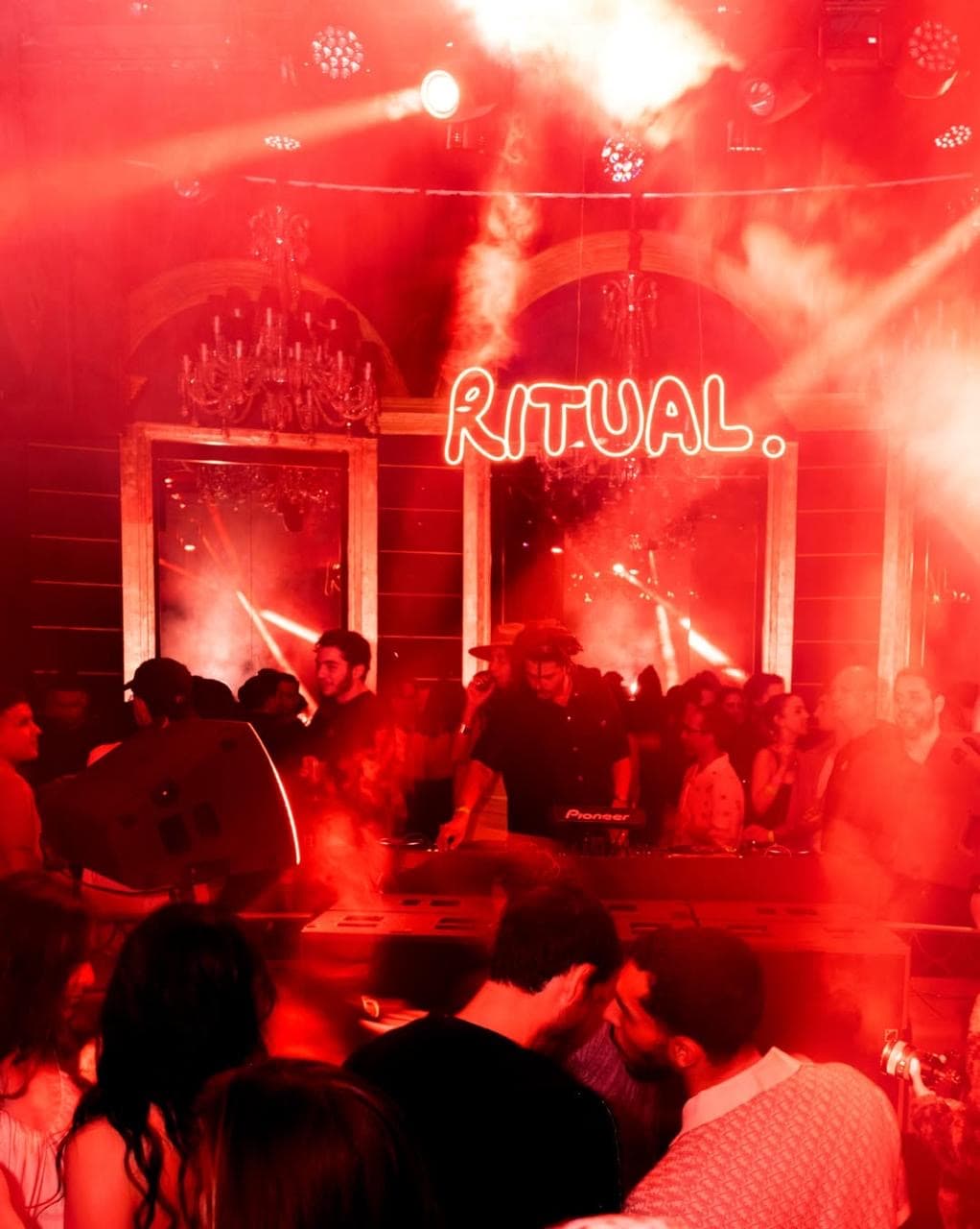 Enseigne néon LED sur mesure — vitrine commerciale illuminée