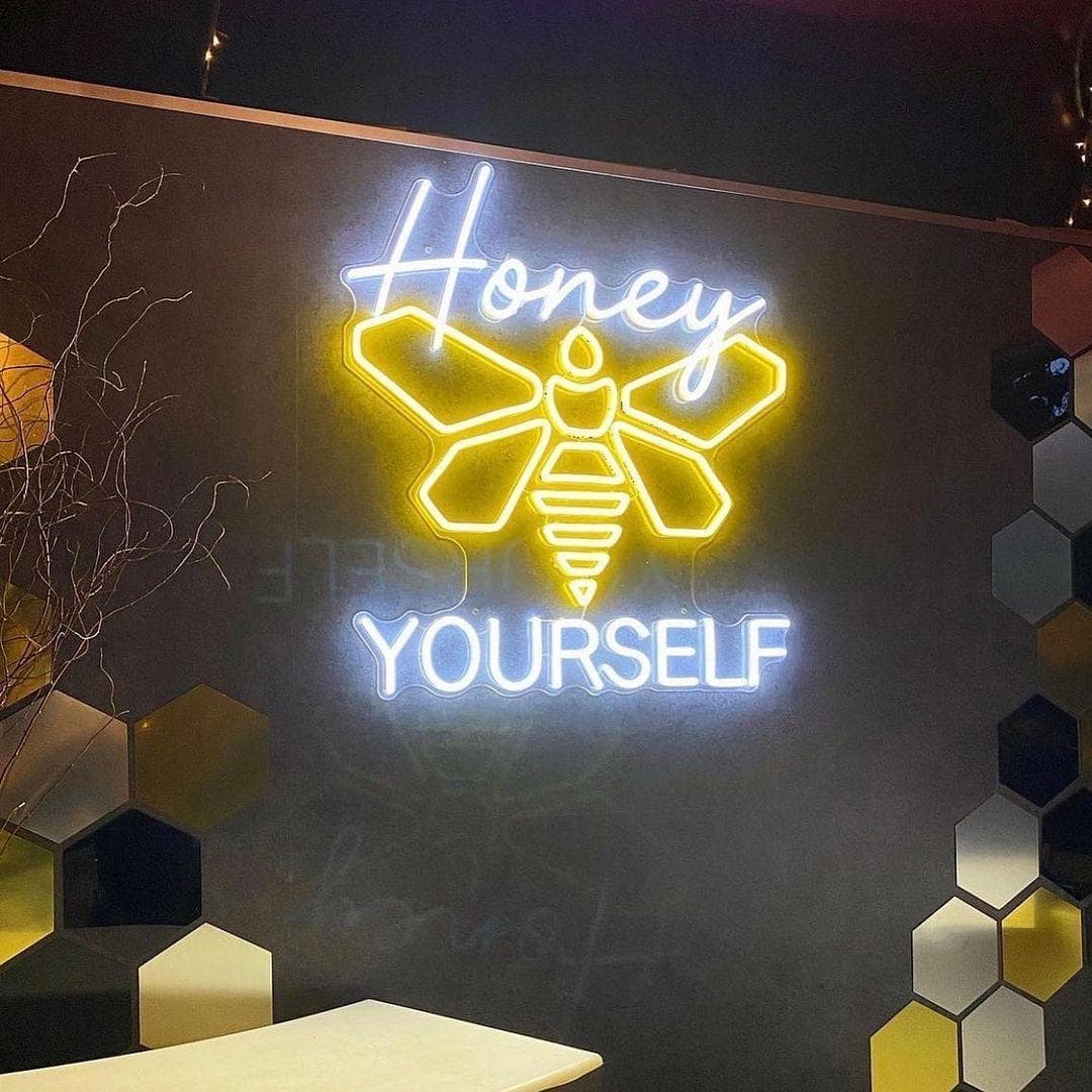 Logo néon LED monté sur mur — installation sur mesure
